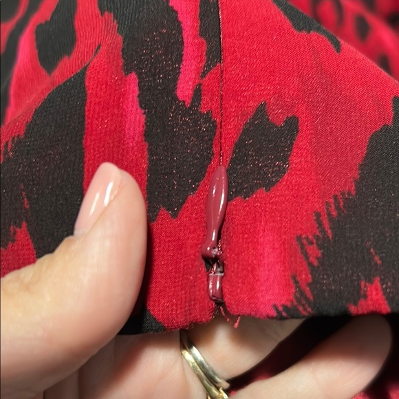 Elegant Red and Black Strapless Dress - Picture 7 of 8